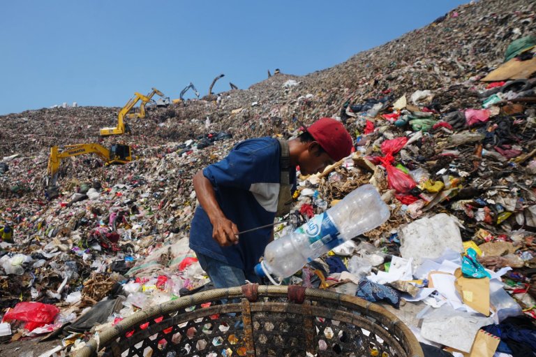 As Indonesia cuts methane emissions, life atop a mountain of garbage begins to change | iNFOnews.ca