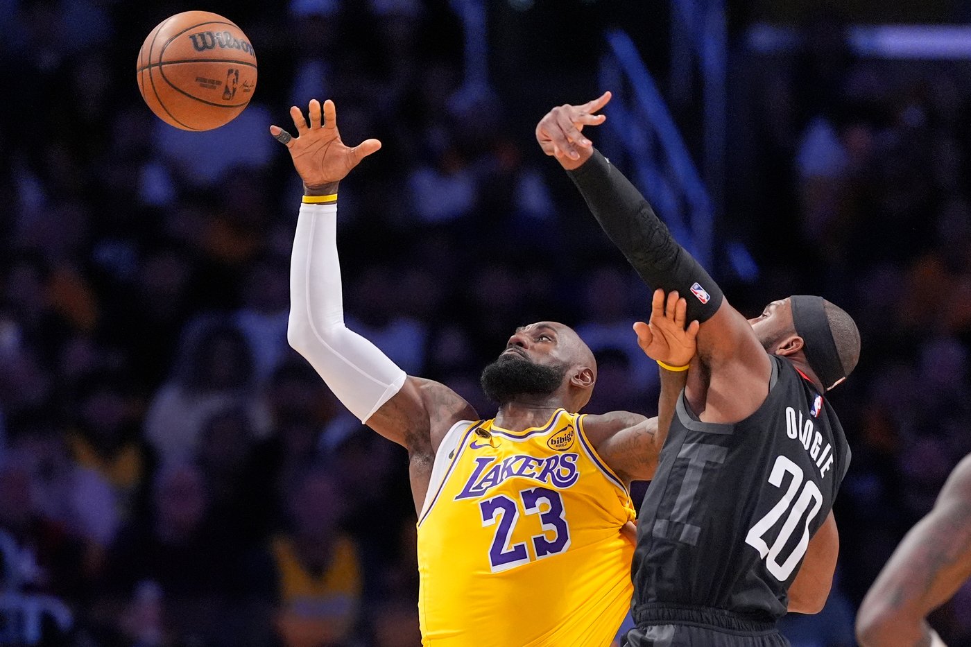 Kennard scores 27, LeBron leads Lakers to surprising 107-98 win over Rockets in playoff opener | iNFOnews.ca Kennard scores 27, LeBron leads Lakers to surprising 107-98 win over Rockets in playoff opener | iNFOnews.ca