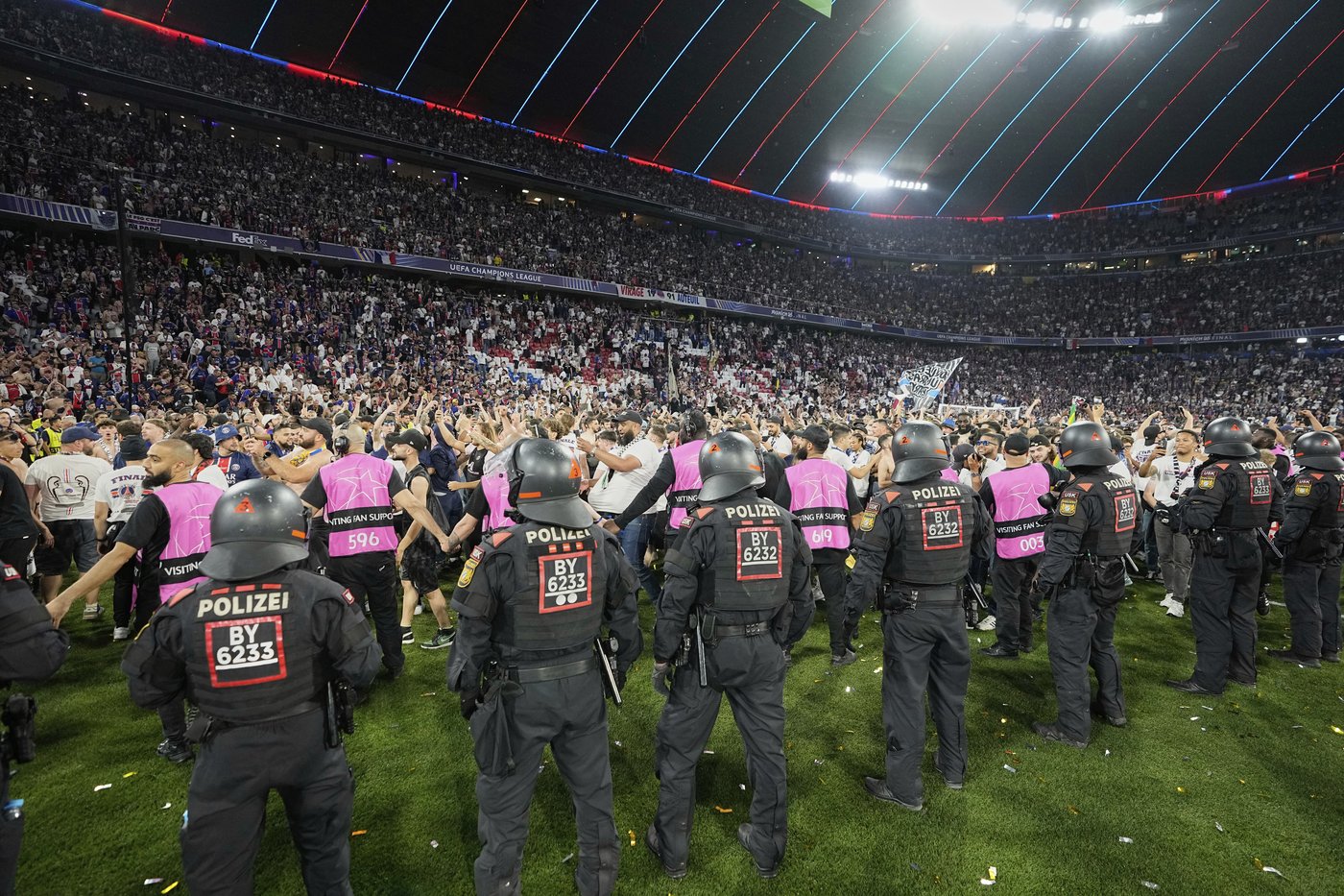 Police have to hold back PSG fans as they try to rush the field after Champions League win | iNFOnews.ca Police have to hold back PSG fans as they try to rush the field after Champions League win | iNFOnews.ca