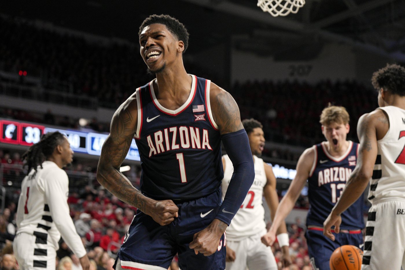 Arizona holds off 19-point comeback, beats No. 16 Cincinnati 72-67 | iNFOnews.ca