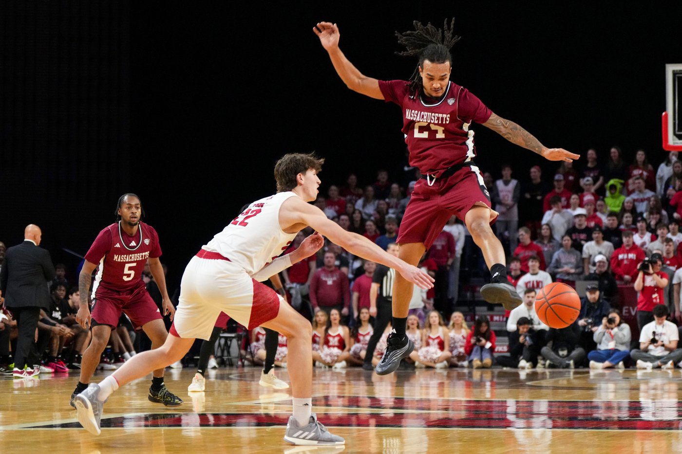 No. 24 Miami (Ohio) improves to 21-0 by holding off UMass 86-84 | iNFOnews.ca No. 24 Miami (Ohio) improves to 21-0 by holding off UMass 86-84 | iNFOnews.ca