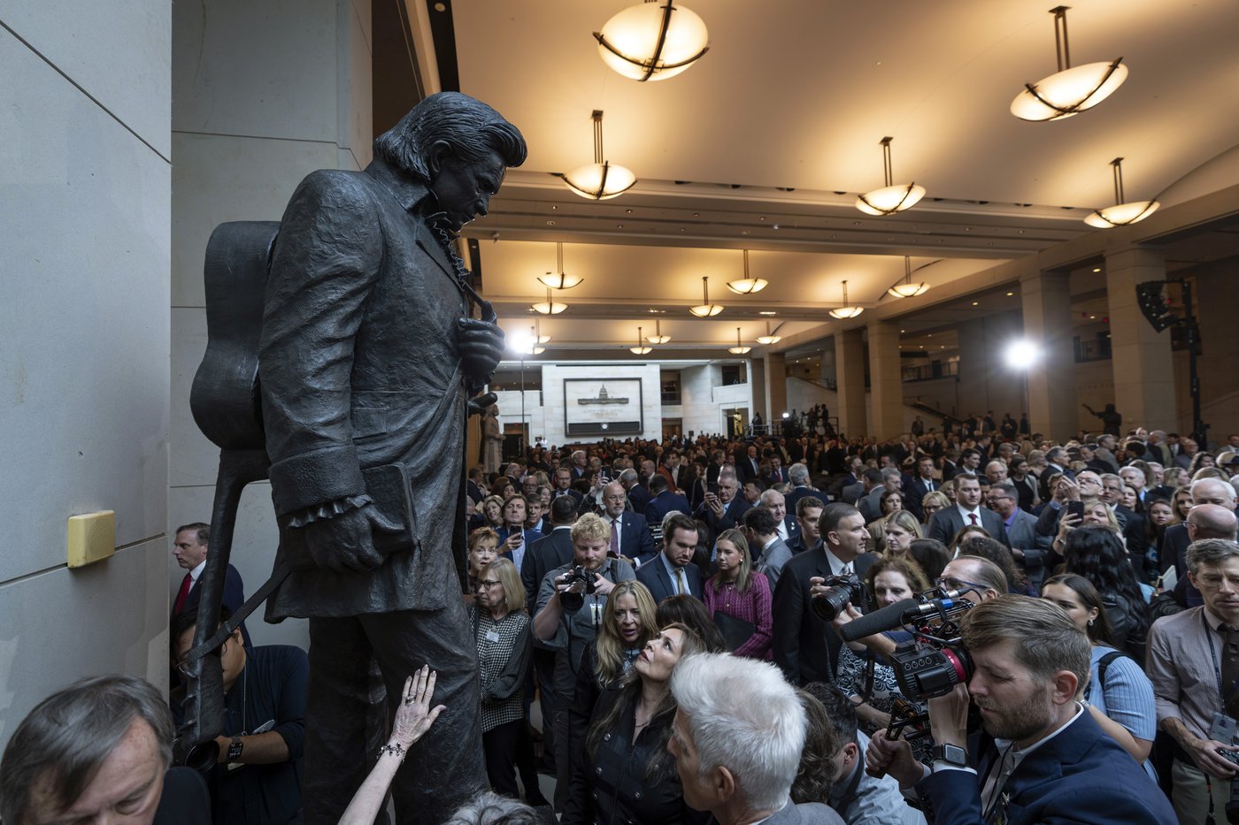 Hello, I'm Johnny Cash's statue: A monument to the singer is unveiled at the US Capitol | iNFOnews.ca