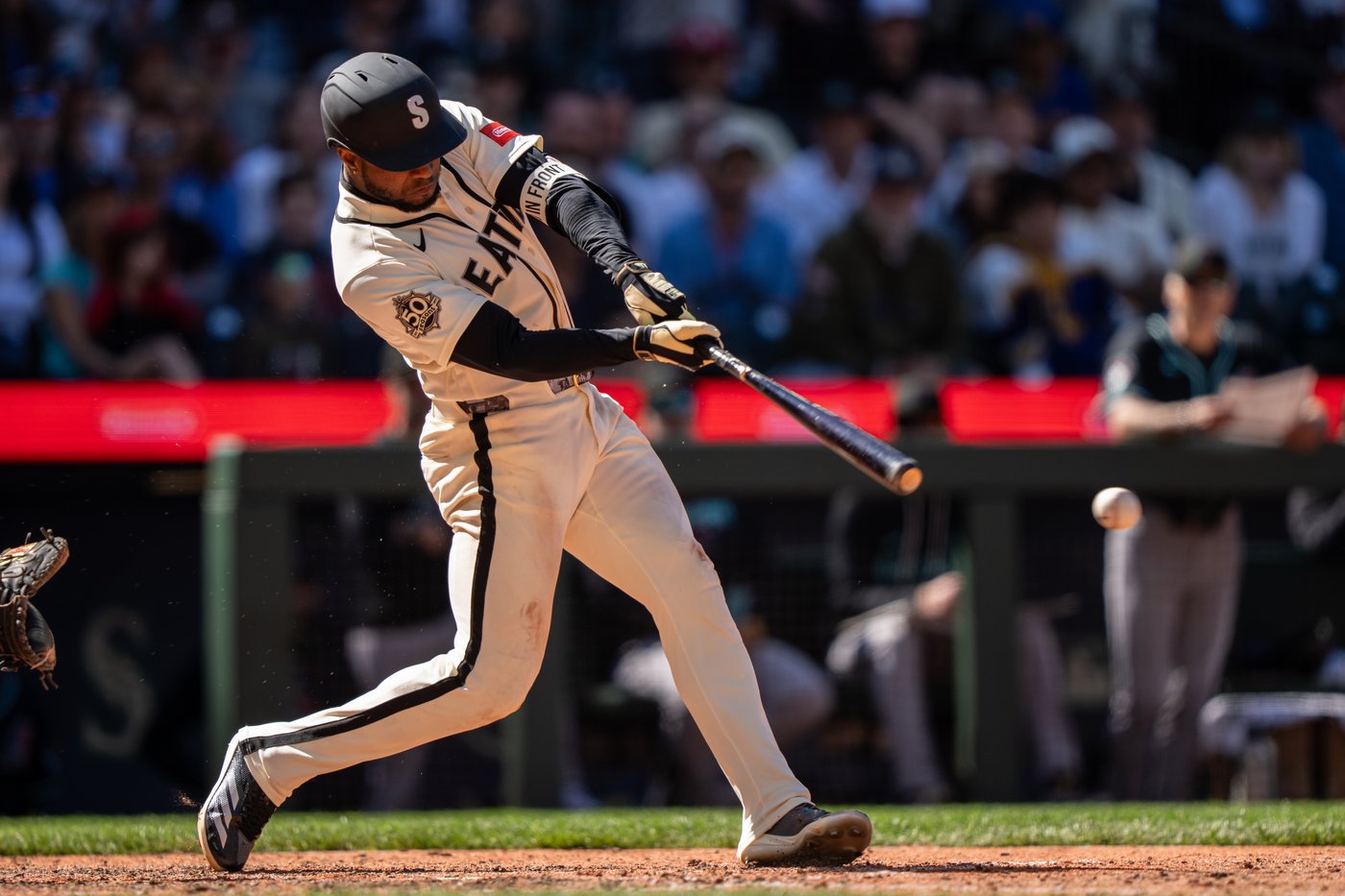 Robles' infield single in the 10th inning lifts the Mariners to a 3-2 win over the Diamondbacks | iNFOnews.ca