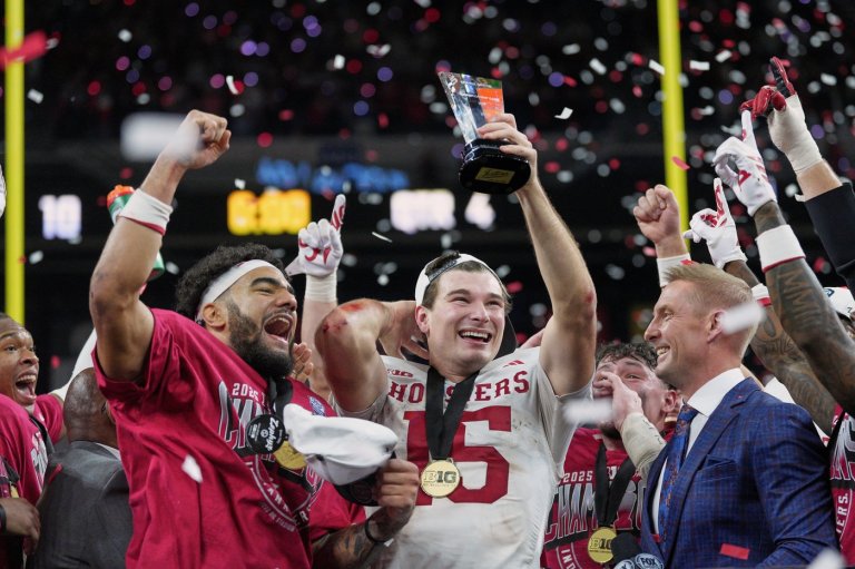 No. 2 Indiana beats No. 1 Ohio St. 13-10 to end Big Ten title drought, lock up top playoff seed | iNFOnews.ca