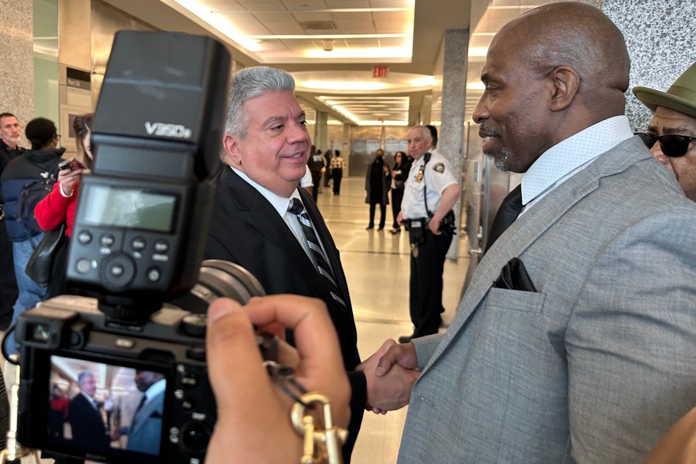 New York man freed after 19 years in prison for robbery he didn't commit | iNFOnews.ca New York man freed after 19 years in prison for robbery he didn't commit | iNFOnews.ca