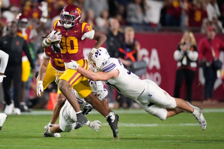 Lemon scores through air, on ground in No. 20 USC's 38-17 win over Northwestern | iNFOnews.ca