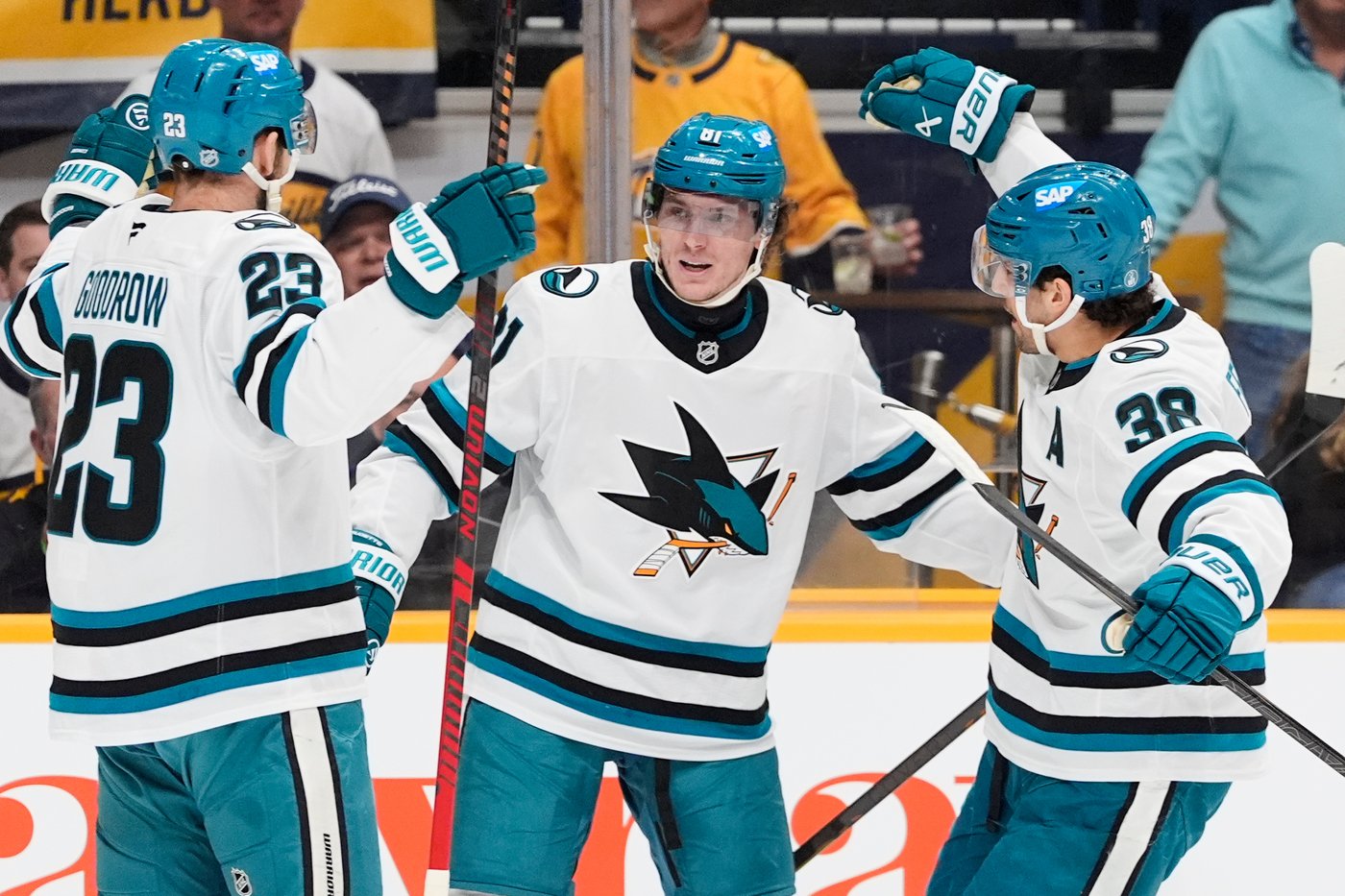 Gaudette's goal with 21 seconds left helps Sharks win 5-4 to snap Blues' 3-game win streak | iNFOnews.ca