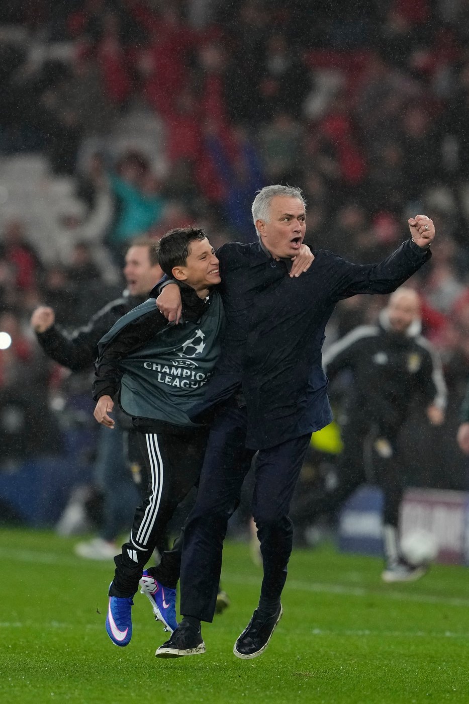 Goalkeeper's stoppage-time header sends Benfica to Champions League last 16 | iNFOnews.ca Goalkeeper's stoppage-time header sends Benfica to Champions League last 16 | iNFOnews.ca