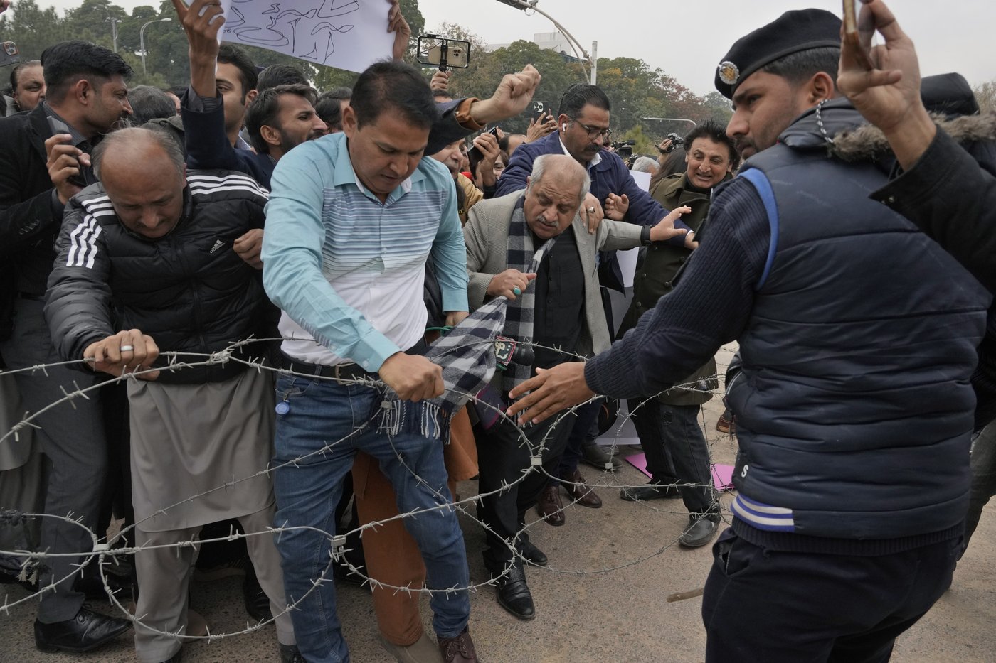 Pakistani journalists protest after Senate passes bill allowing control over social media content | iNFOnews.ca