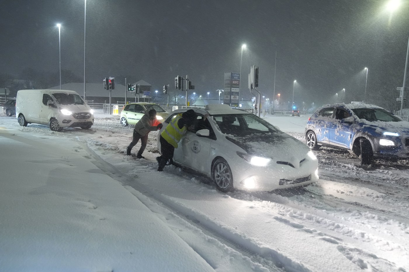 Heavy snow brings widespread disruption across the UK | iNFOnews.ca