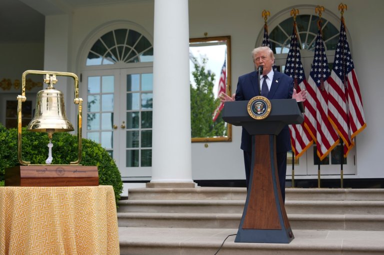 Trump says he's building a White House helipad for a new, more powerful Marine One | iNFOnews.ca
