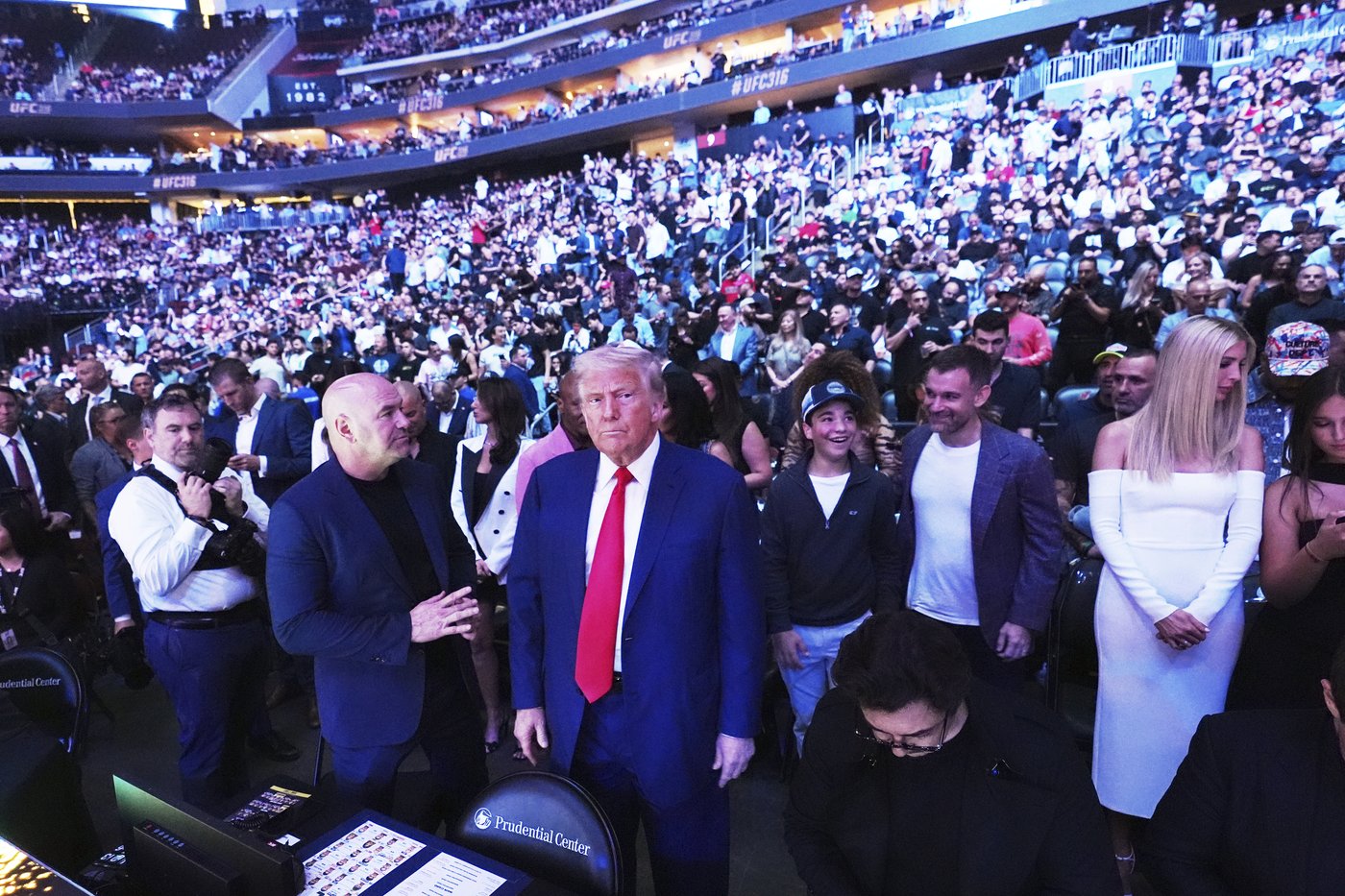 Trump attends UFC championship fight in New Jersey, taking a break from Musk feud for cage fights | iNFOnews.ca Trump attends UFC championship fight in New Jersey, taking a break from Musk feud for cage fights | iNFOnews.ca