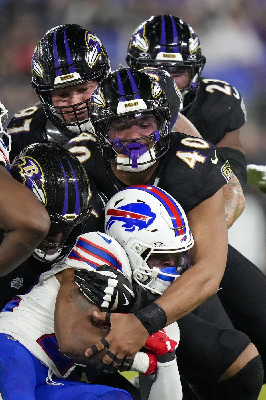 Henry runs for 199 yards and Jackson has 3 TDs as Ravens rout previously unbeaten Bills 35-10 | iNFOnews.ca