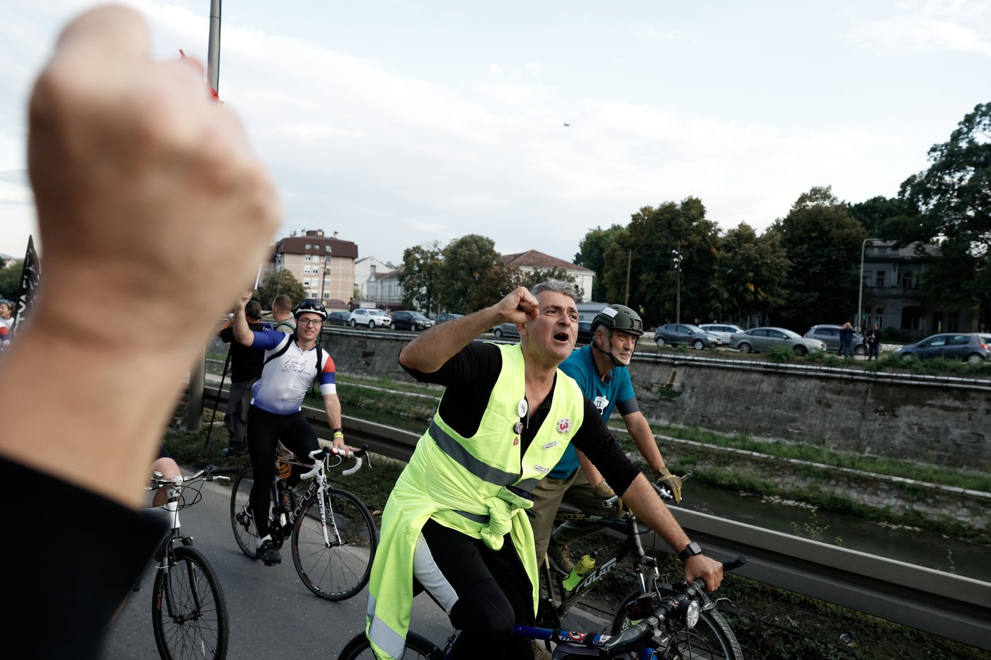Thousands welcome cycling students in Kragujevac ahead of Serbia’s Oct. 25 election | iNFOnews.ca