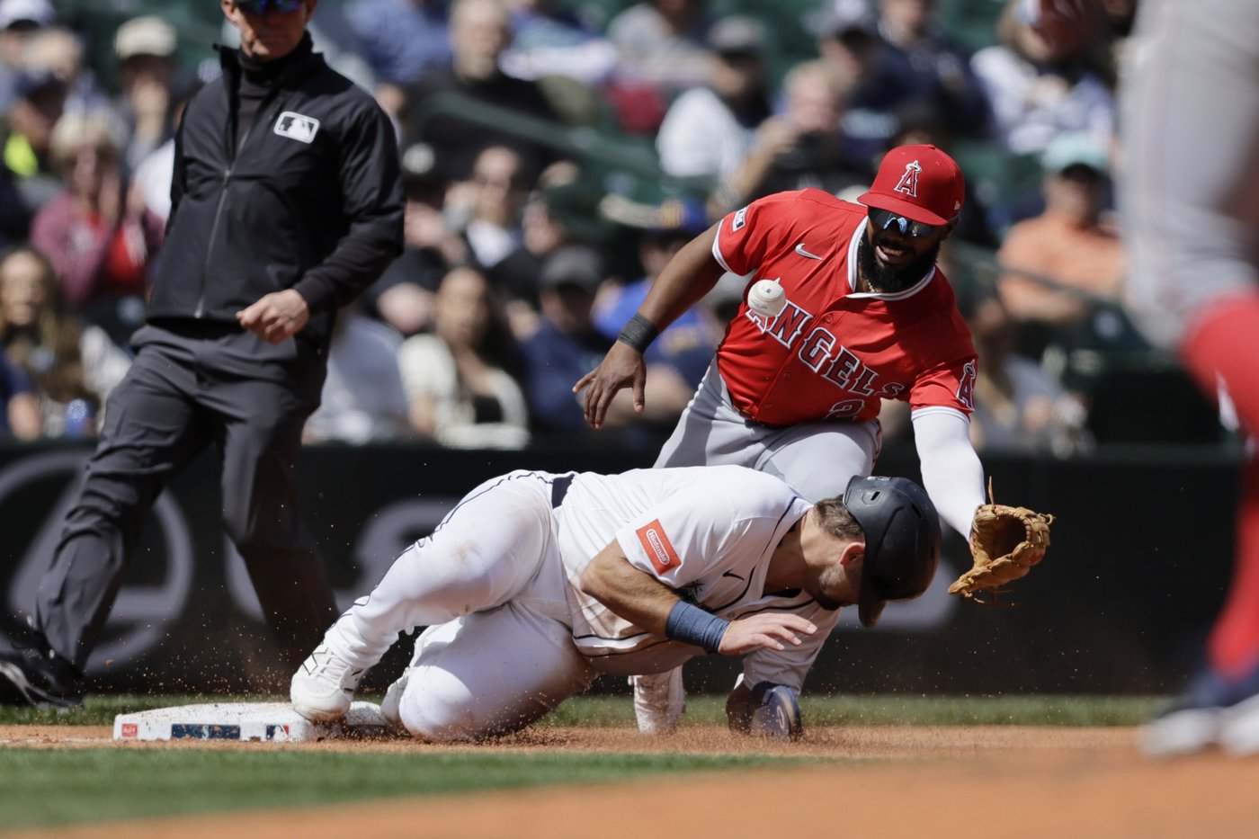 Surging Mariners beat Angels 9-3; Trout leaves game early with sore knee | iNFOnews.ca Surging Mariners beat Angels 9-3; Trout leaves game early with sore knee | iNFOnews.ca