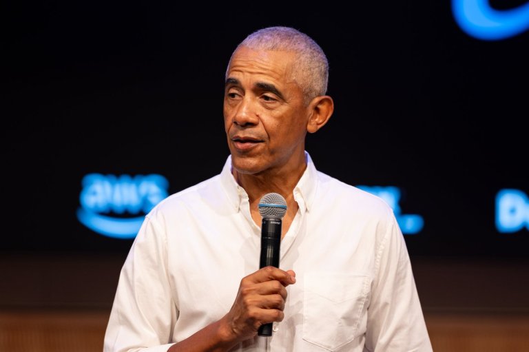 Former President Barack Obama surprises WNBA All-Stars at their practice at his Presidential Center | iNFOnews.ca