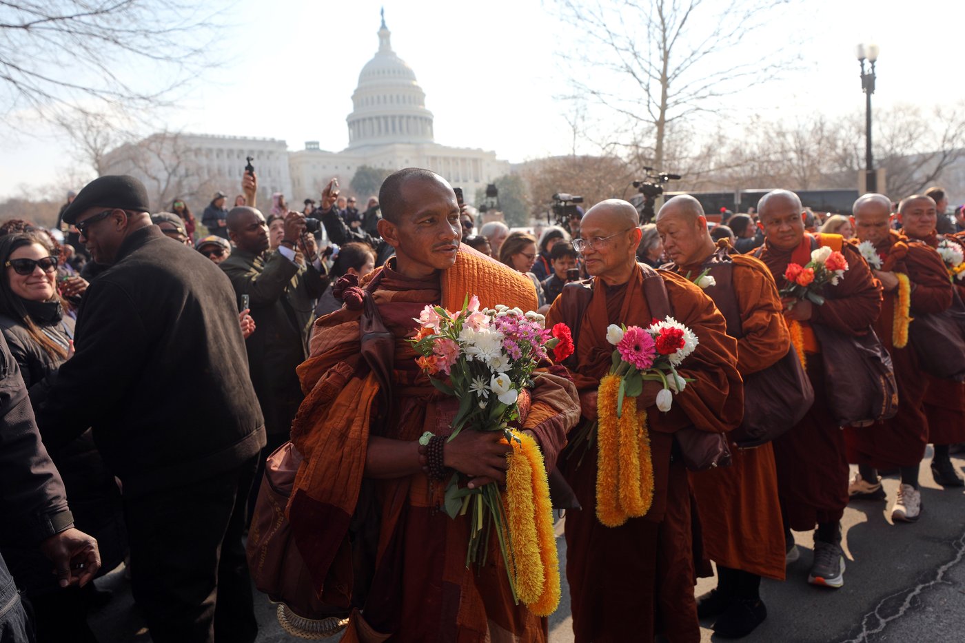Buddhist monks draw thousands to Lincoln Memorial on final day of their 15-week journey from Texas | iNFOnews.ca Buddhist monks draw thousands to Lincoln Memorial on final day of their 15-week journey from Texas | iNFOnews.ca