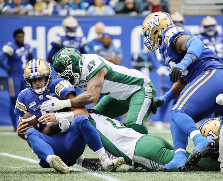 Lauther lifts league-leading Roughriders over Blue Bombers 21-13 in Banjo Bowl | iNFOnews.ca