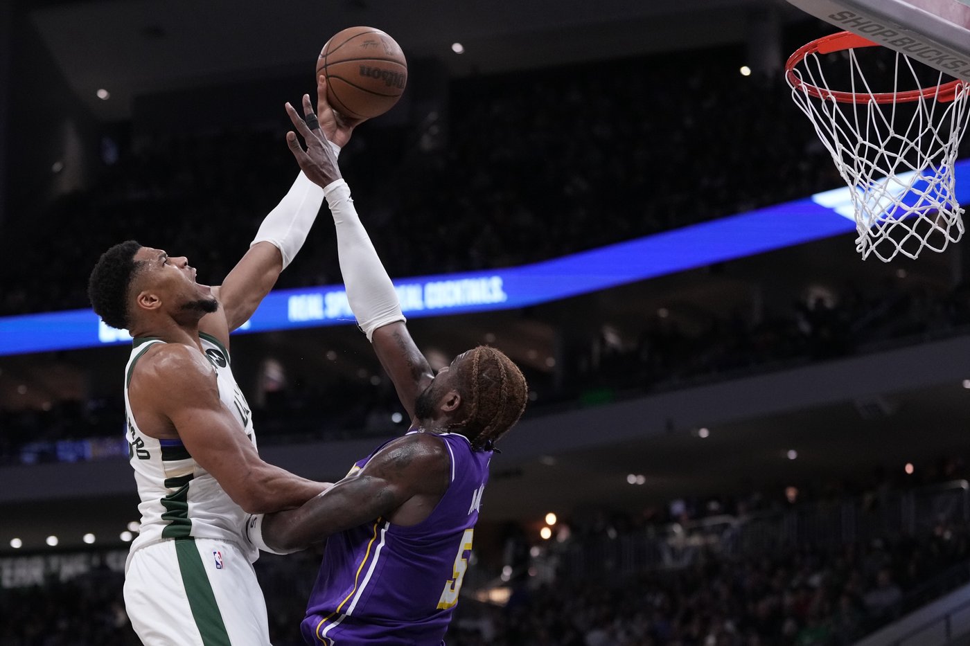 Doncic scores 41 points, Reaves adds 25 as Lakers roll to 119-95 win against Bucks | iNFOnews.ca Doncic scores 41 points, Reaves adds 25 as Lakers roll to 119-95 win against Bucks | iNFOnews.ca