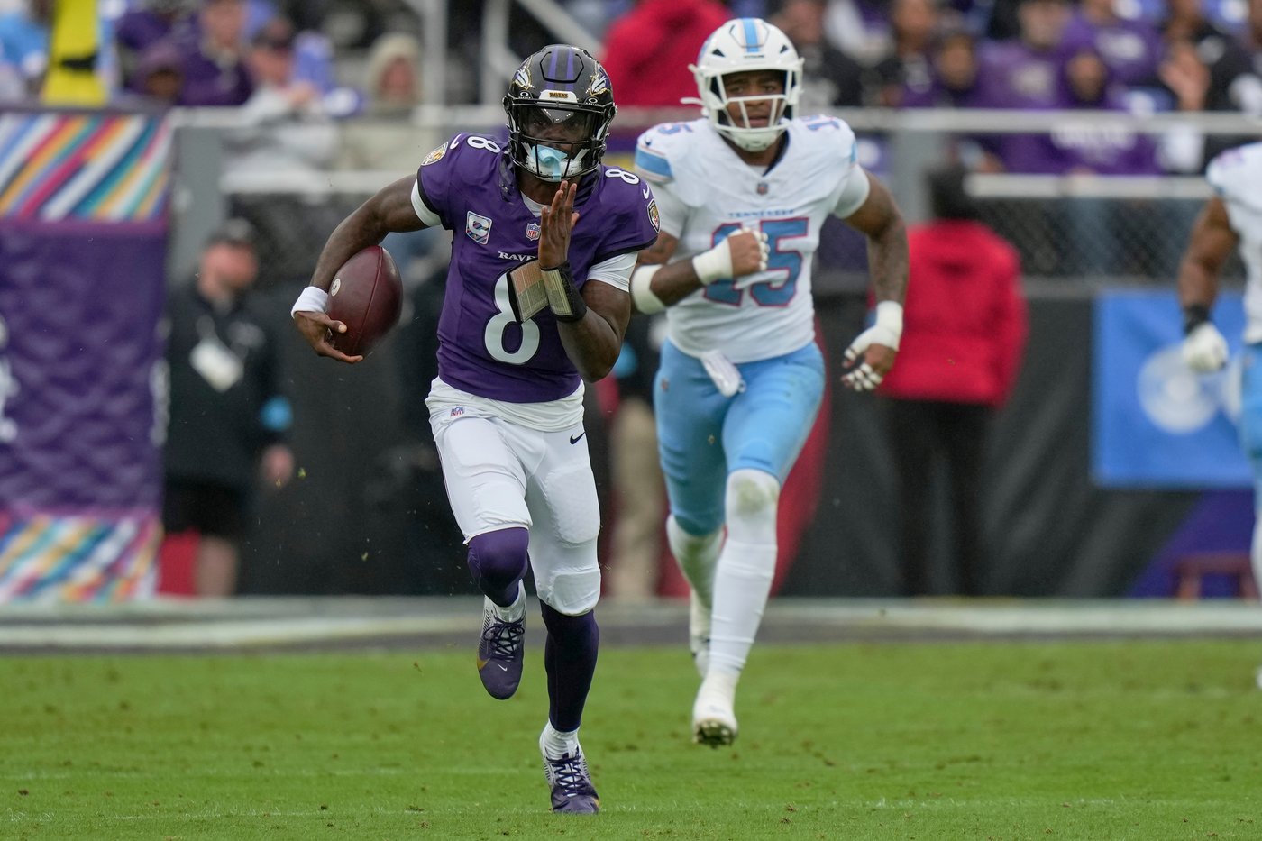 Lamar Jackson sits out 2nd half with a sprained left ankle that the Ravens hope isn't too severe | iNFOnews.ca