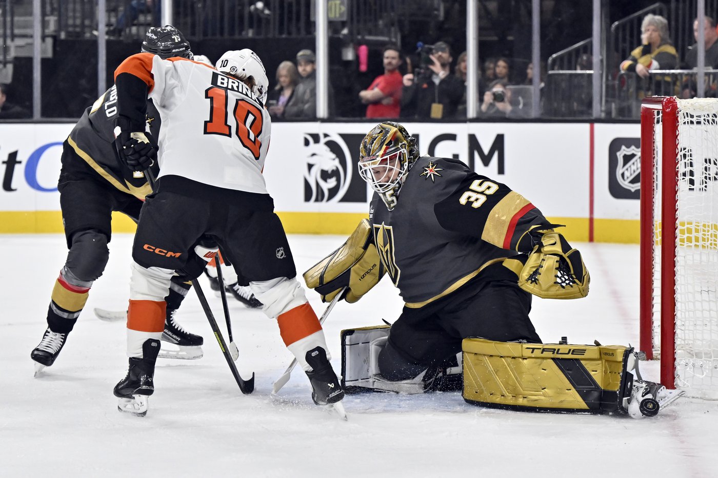 Golden Knights score 3 in 2nd period and beat Flyers 5-2 | iNFOnews.ca