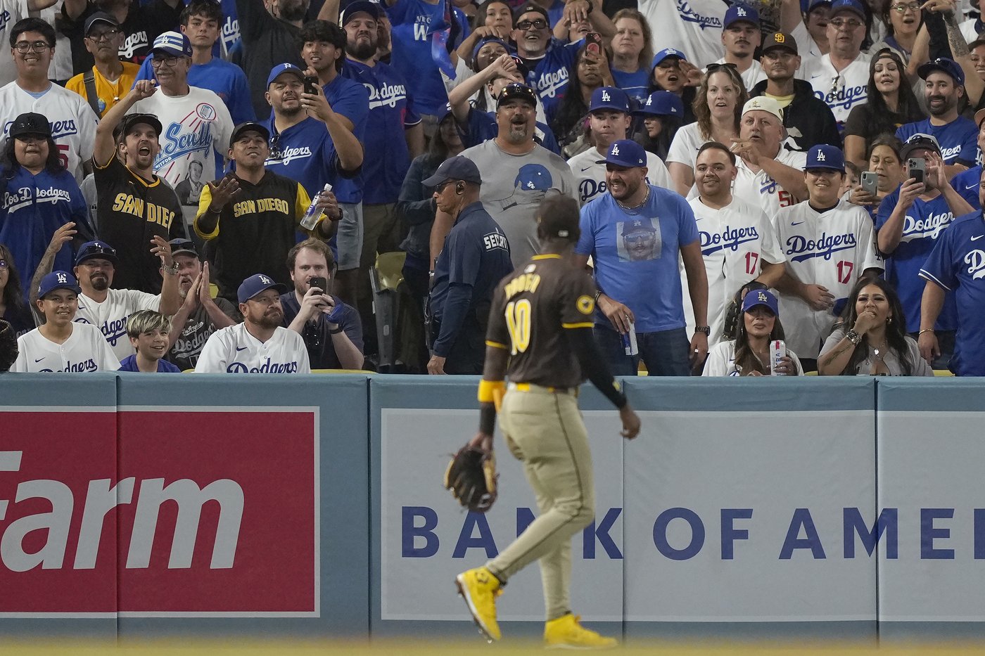 Dodger Stadium fans toss balls and trash on field, interrupt Padres' 10-2 win that evens NLDS | iNFOnews.ca Dodger Stadium fans toss balls and trash on field, interrupt Padres' 10-2 win that evens NLDS | iNFOnews.ca