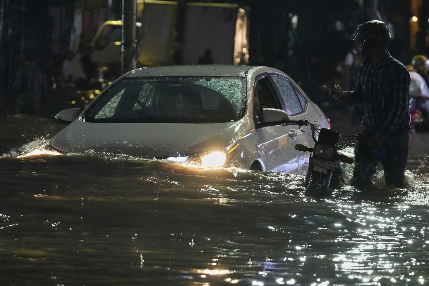 Pakistan evacuates 25,000 people from eastern city as rivers threaten flooding | iNFOnews.ca