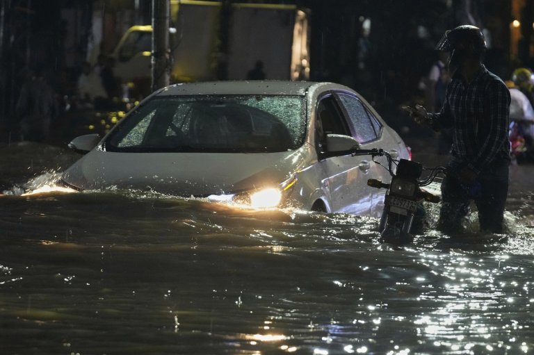 Over 120,000 evacuated from central Pakistan as floods leave survivors in scorching heat | iNFOnews.ca