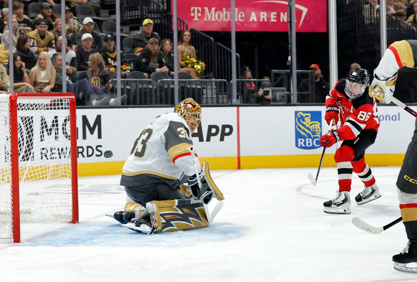 Hellebuyck stops 19 shots in 5-2 victory over Golden Knights, wins 2nd straight since joining Devils | iNFOnews.ca