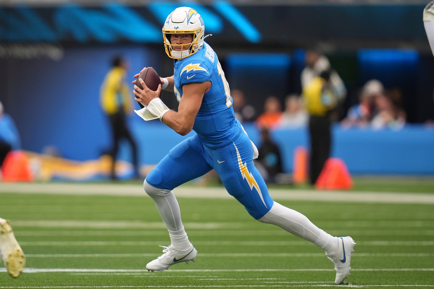 Broncos keep Chargers winless with key stop that fuels 4th-quarter rally in 23-17 win | iNFOnews.ca