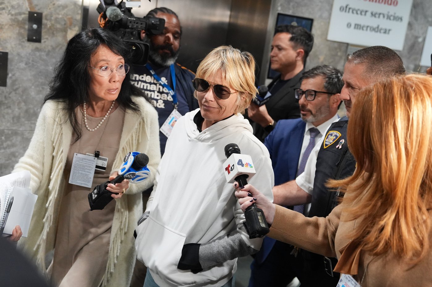 Selma Blair arrested after alleged assault on flight, charged with kicking officer and nurse after | iNFOnews.ca