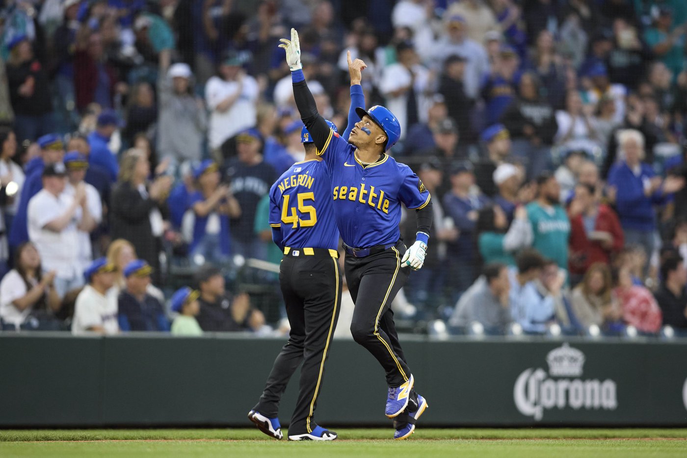 Gilbert leaves start early for Mariners and Moore's error helps Marlins win 8-4 | iNFOnews.ca
