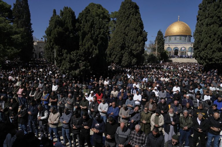 First Ramadan Friday prayers held at Jerusalem's Al-Aqsa mosque since ceasefire | iNFOnews.ca