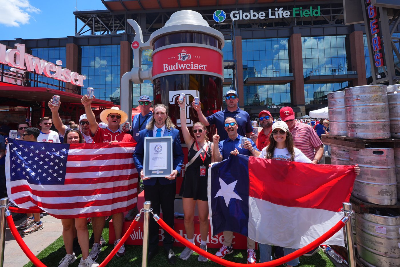 Big brew: Texas Rangers and Bud set a world record with a 12-foot tall, 600-gallon beer | iNFOnews.ca Big brew: Texas Rangers and Bud set a world record with a 12-foot tall, 600-gallon beer | iNFOnews.ca