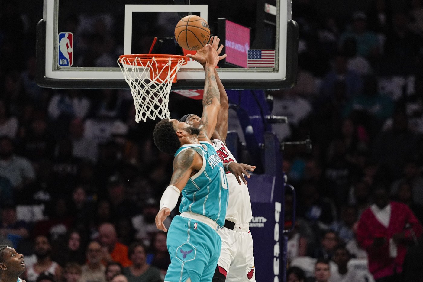 Jimmy Butler's scores 13 of 26 points in fourth quarter as Heat hold off pesky Hornets 114-106 | iNFOnews.ca