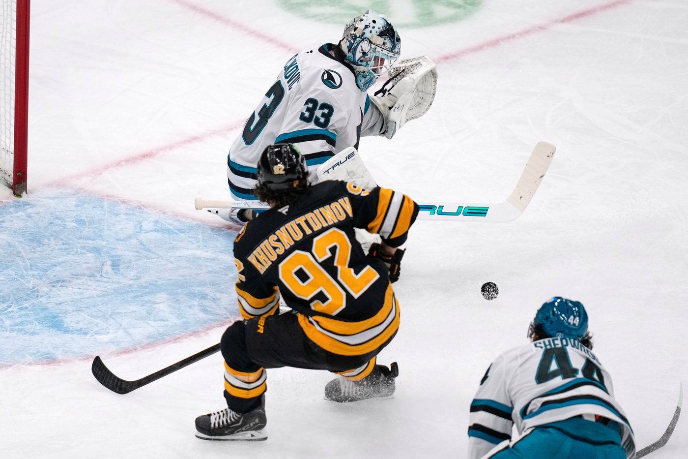 Sharks beat Bruins 4-2, snapping Boston’s 13-game home winning streak | iNFOnews.ca