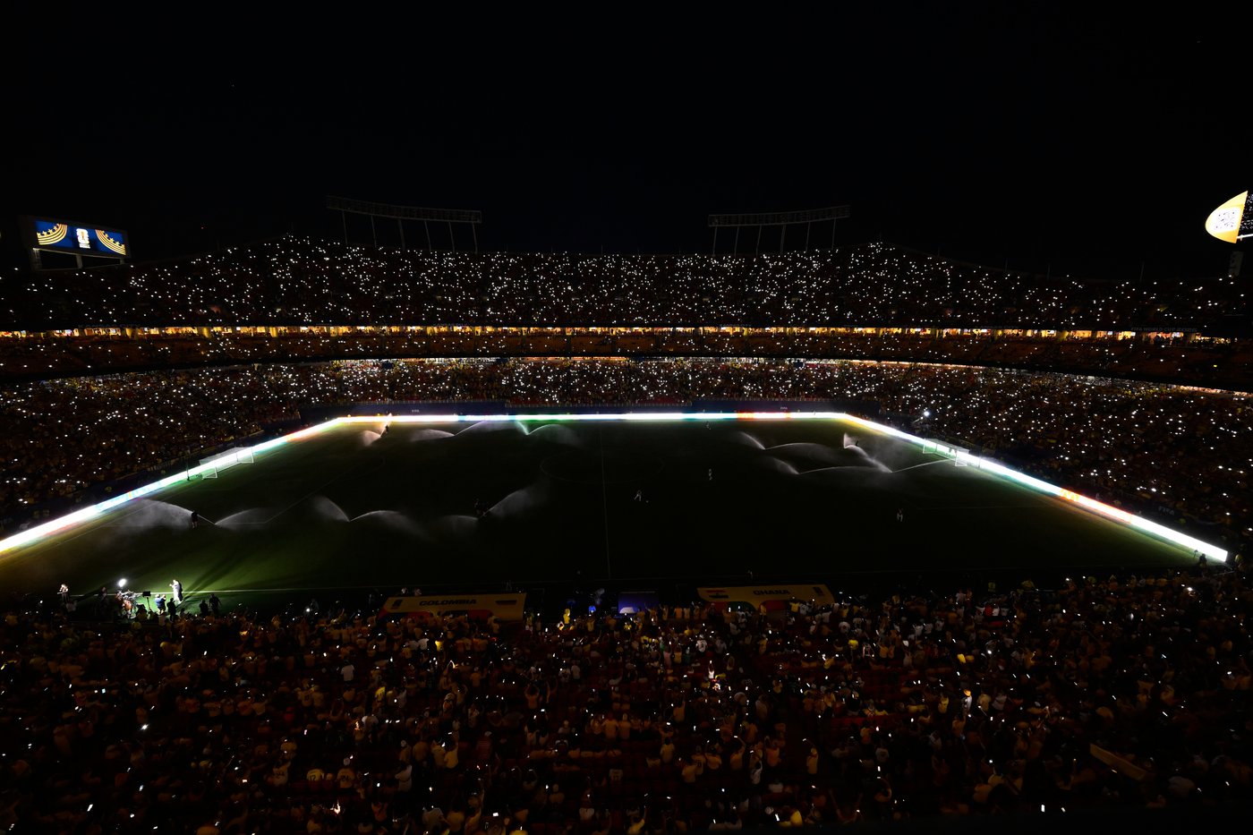 One Extraordinary Photo: A stadium lit up by smartphones | iNFOnews.ca