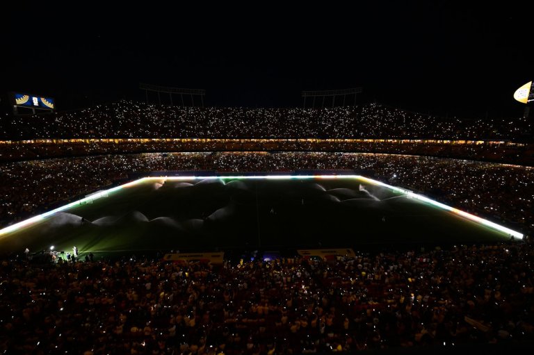 One Extraordinary Photo: A stadium lit up by smartphones | iNFOnews.ca
