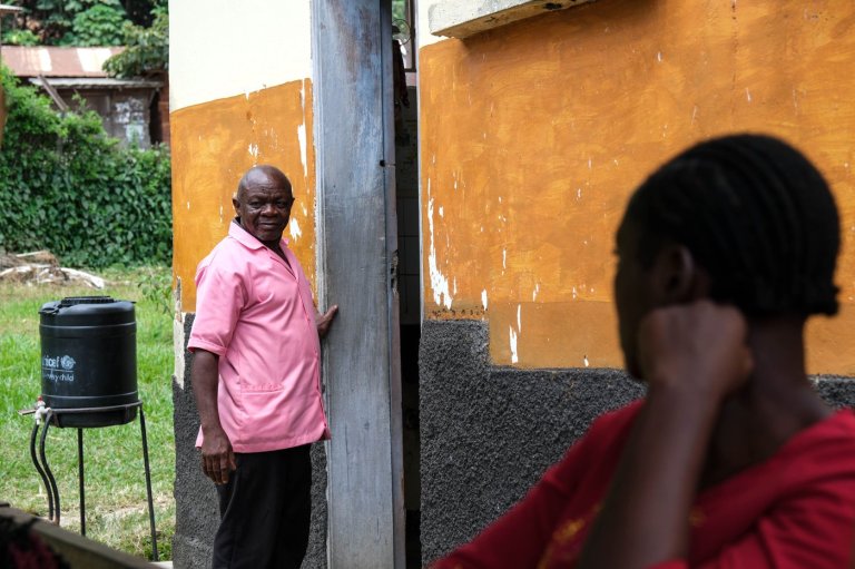 Africa's Ebola outbreaks complicated by victims who prefer traditional healers over hospitals | iNFOnews.ca