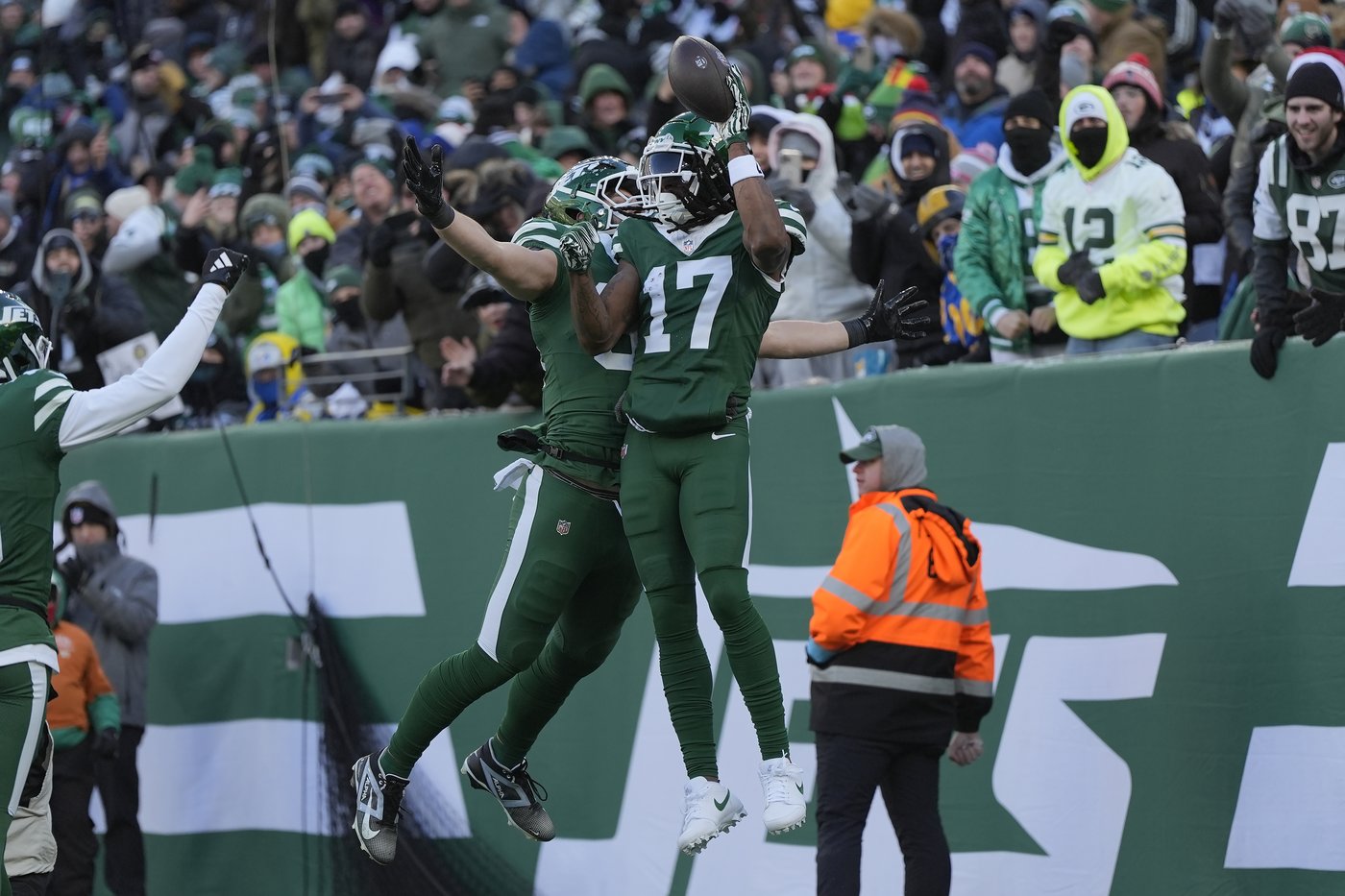 Jets wide receiver Davante Adams sits out practice with a hip ailment, Aaron Rodgers a full go | iNFOnews.ca