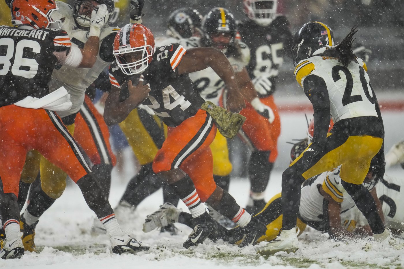 Nick Chubb plows through heavy snow for 2-yard TD, giving Browns 24-19 win over Steelers | iNFOnews.ca