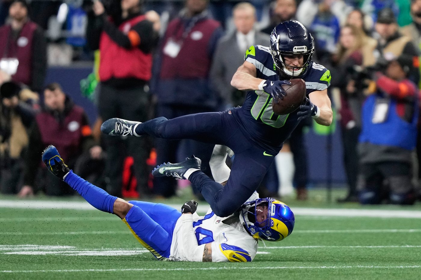 Patriots weather Broncos, Seahawks beat Rams to set Super Bowl matchup | iNFOnews.ca