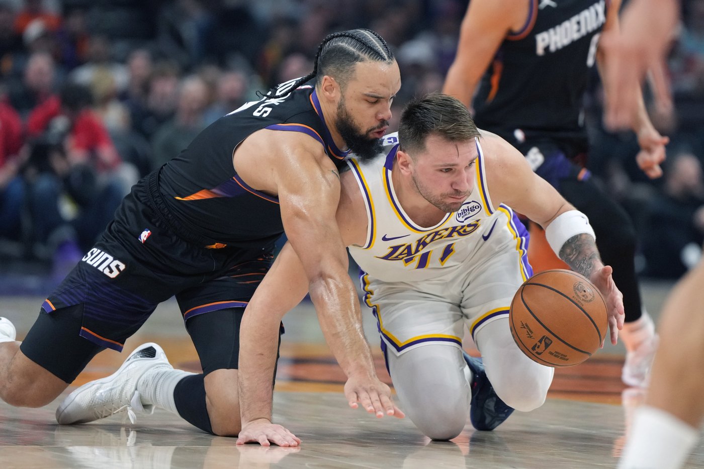 LeBron James hits 2 late free throws, Lakers beat Suns 116-114 after blowing 20-point lead | iNFOnews.ca