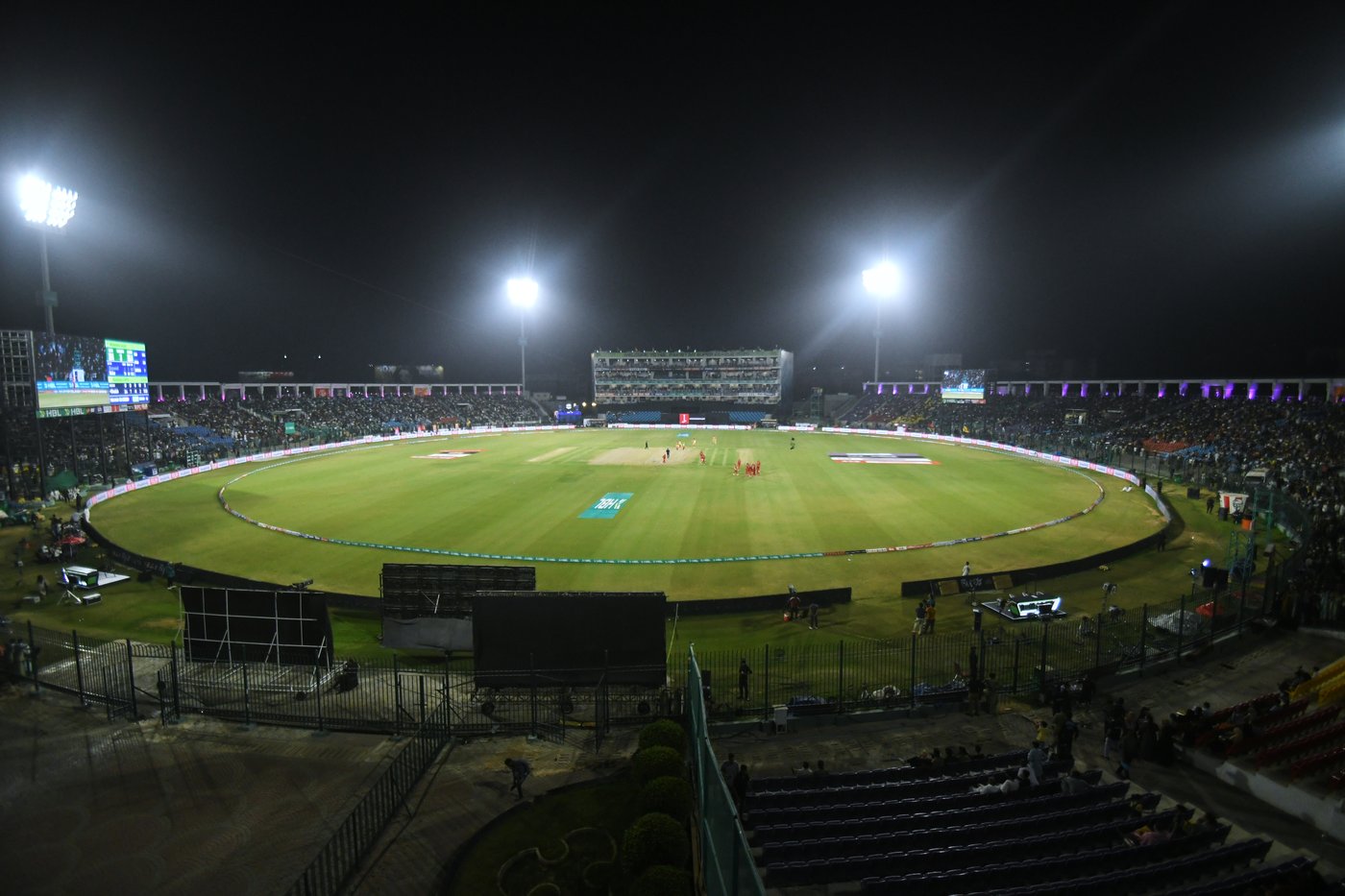 Hundreds stuck in long lines as Pakistan Super League ticket snag slows return of spectators | iNFOnews.ca Hundreds stuck in long lines as Pakistan Super League ticket snag slows return of spectators | iNFOnews.ca