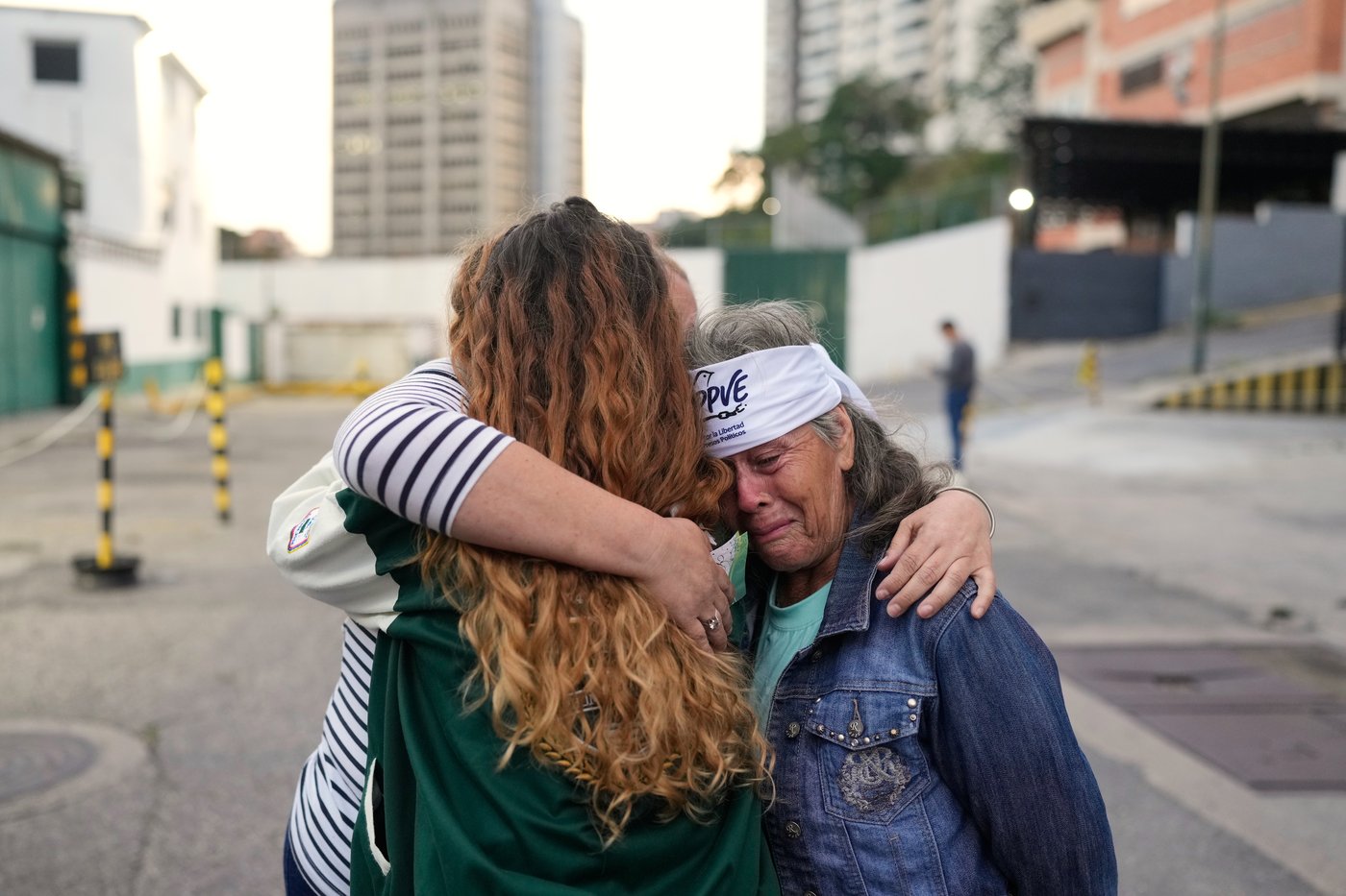 Families of prisoners in Venezuela wait in anguish as promised releases trickle | iNFOnews.ca