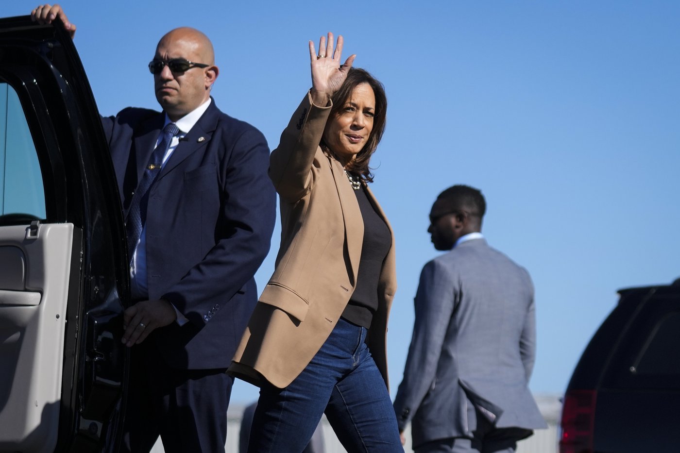 In a tight election where every vote counts, Harris is trying to squeeze a few out of Trump's base | iNFOnews.ca