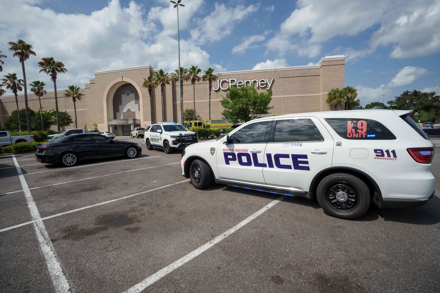 Exchange of gunfire inside Mall of Louisiana leaves 1 person dead and 5 wounded | iNFOnews.ca