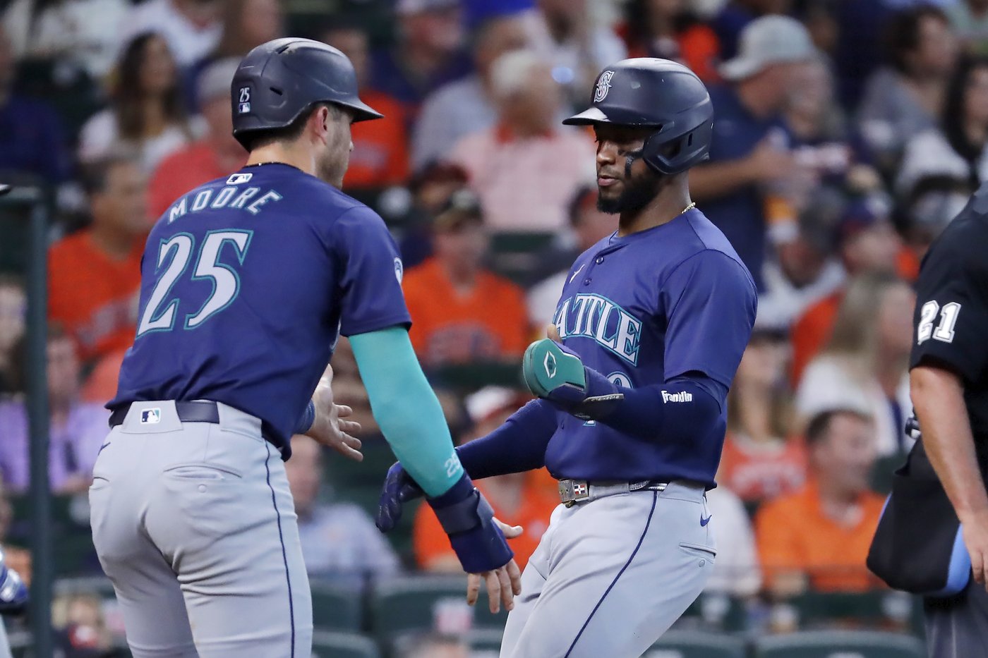 Mariners continue fight for AL wild card with 8-1 win over Astros | iNFOnews.ca