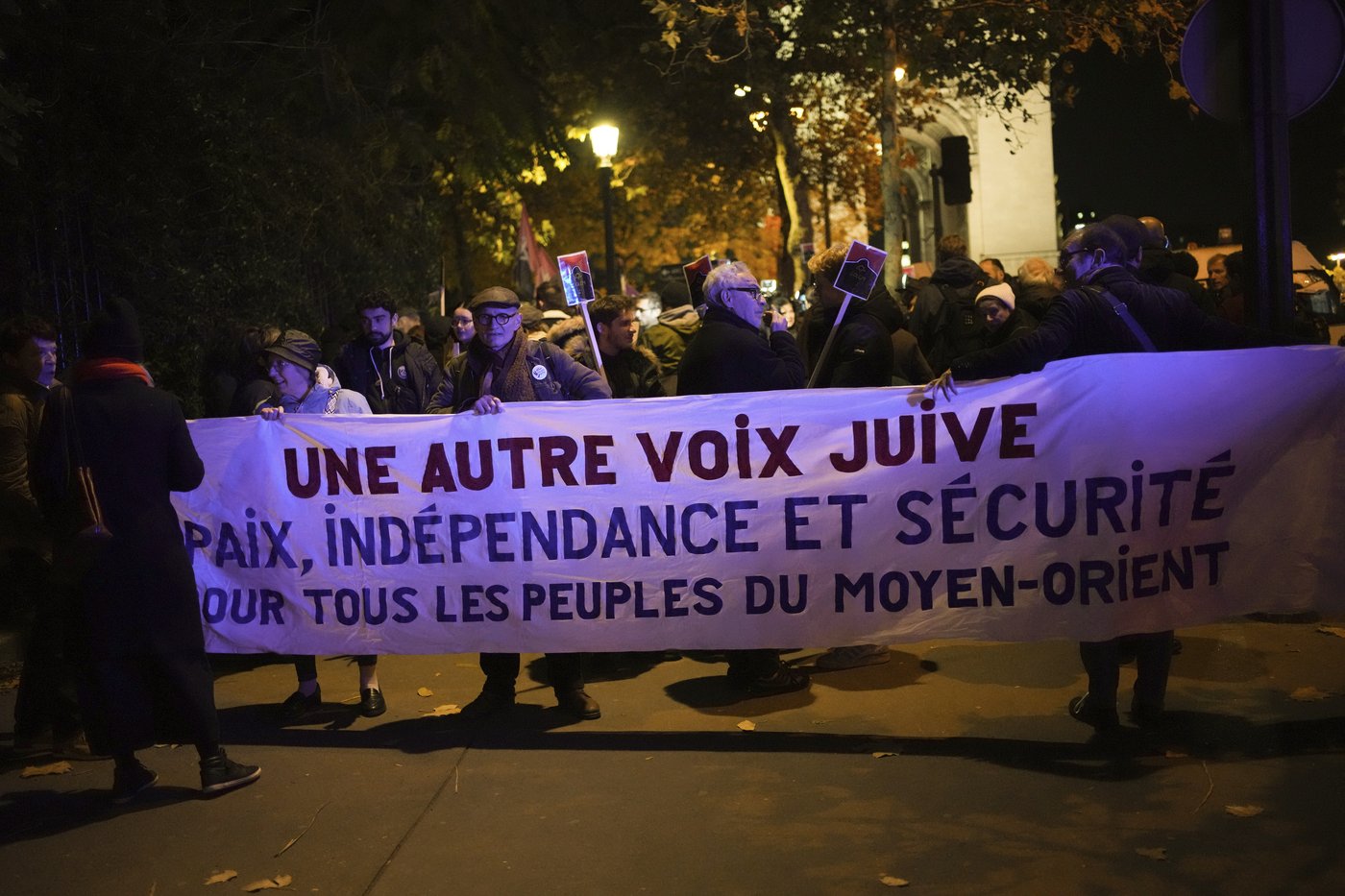 Protests erupt in Paris over pro-Israel gala organized by far-right figures | iNFOnews.ca