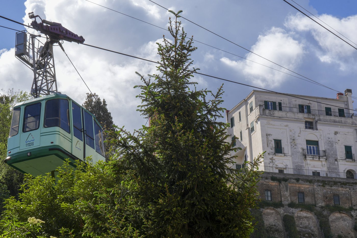 3 tourists among 4 killed after Italian cable car crashes into a ravine south of Naples | iNFOnews.ca